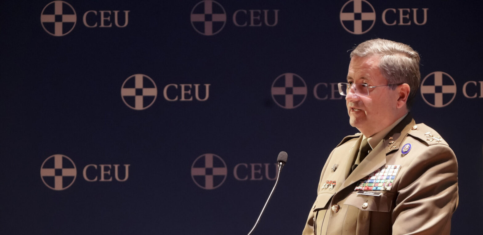 El Jefe de Estado Mayor del Ejército, Amador Enseñat, clausura los Cursos de Verano
